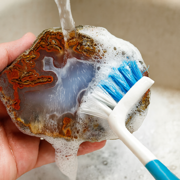 Reinigung eines Achates mittels Bürste